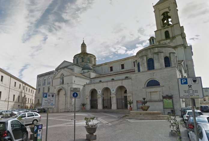 Duomo di Catanzaro Crolla il soffitto del Duomo di Catanzaro, danni all'altare
