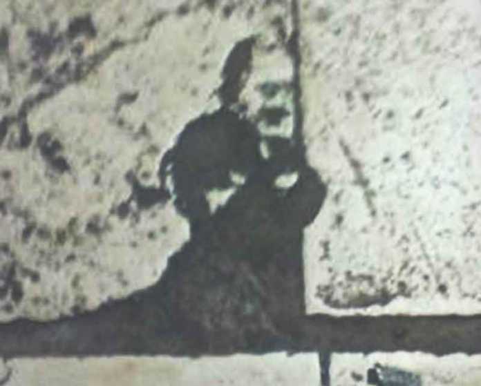 Mattonella san Pio L'immagine rinvenuta sul pavimento in una scuola di Cosenza