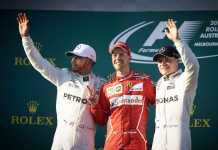 F1, trionfo Ferrari al Gp d’Australia, Vettel al primo posto Sebastian Vettel sul podio insieme ad Hamilton e Bottas, entrambi Mercedes