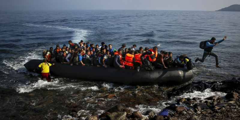 profughi barcone mare migranti