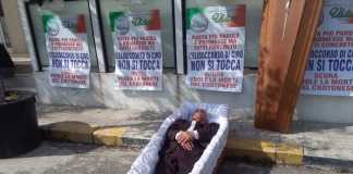 Protesta Amoruso per elisoccorso Cirò Marina davanti la prefettura di Crotone