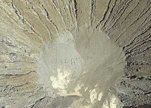 La scritta "Te Amo John" che appare nel cratere di Vulcano, alle Eolie (secondopianonews.it)