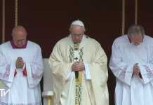 Papa Francesco durante le celebrazioni della Santa Pasqua
