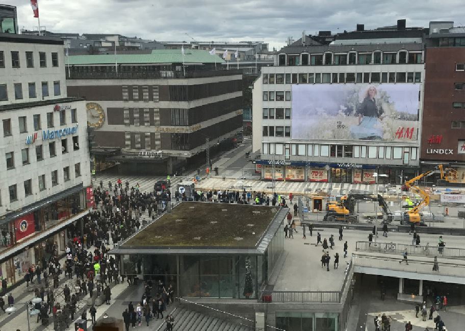 la piazza di Stoccolma in Svezia dove è avvenuto l'attentato