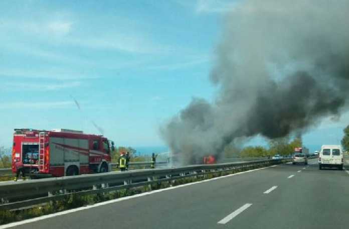 autobus in fiamme