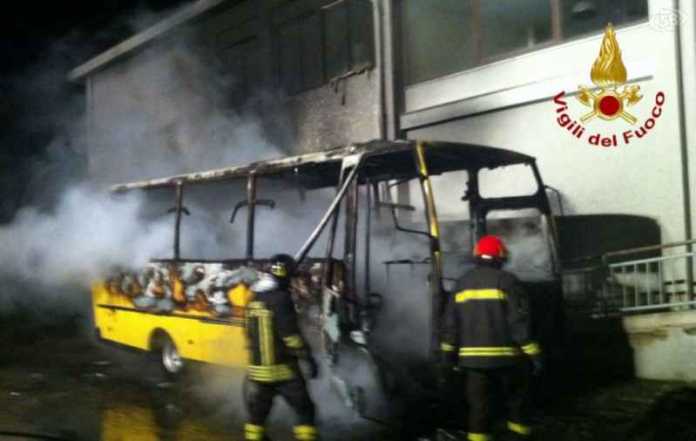 incendio scuolabus incendio scuolabus