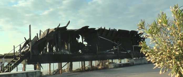 Lido "Ulisse" a Squillace distrutto da incendio Il Lido "Ulisse" a Squillace distrutto dall' incendio