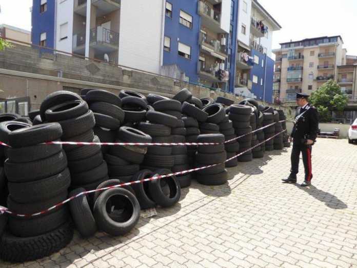 Carabinieri forestale sequestrano in un condominio a Cosenza 560 pneumatici fuori uso denunciati due gommisti