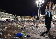 Piazza San Carlo a Torino dopo le esplosioni di petardi