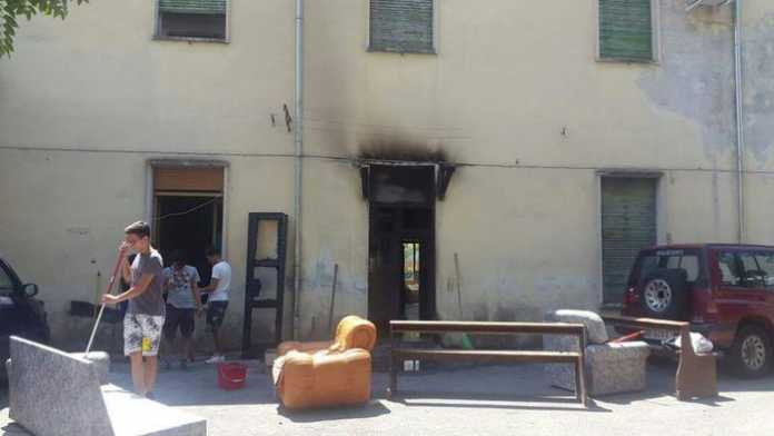 Incendiato a Castrovillari portone d'ingresso della sede scout Incendiato a Castrovillari portone d'ingresso della sede scout