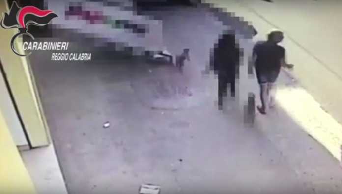 Un frame del video diffuso dagli investigatori che mostra l'uomo con la bambina