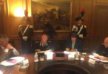 La firma dell'accordo tra il generale Tullio Del Sette e Stefano Vaccari