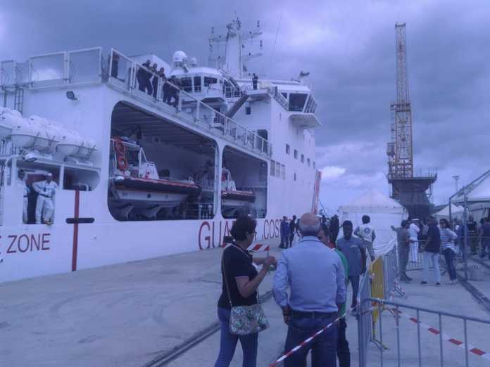 Migranti: nave Diciotti Guardia costiera a Reggio Calabria con 413 migranti La nave Diciotti della Guardia costiera è arrivata nel porto di Reggio Calabria con 413 migranti a bordo