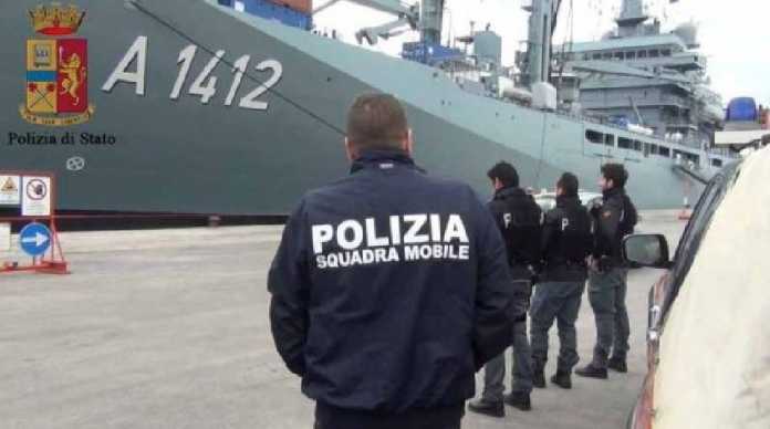Polizia sbarco migranti