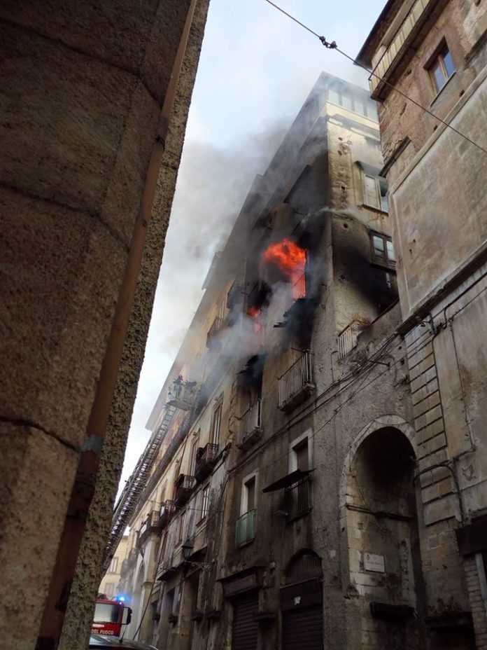 L'incendio nel centro storico di Cosenza