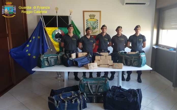 Finanza sequestro cocaina gioia tauro