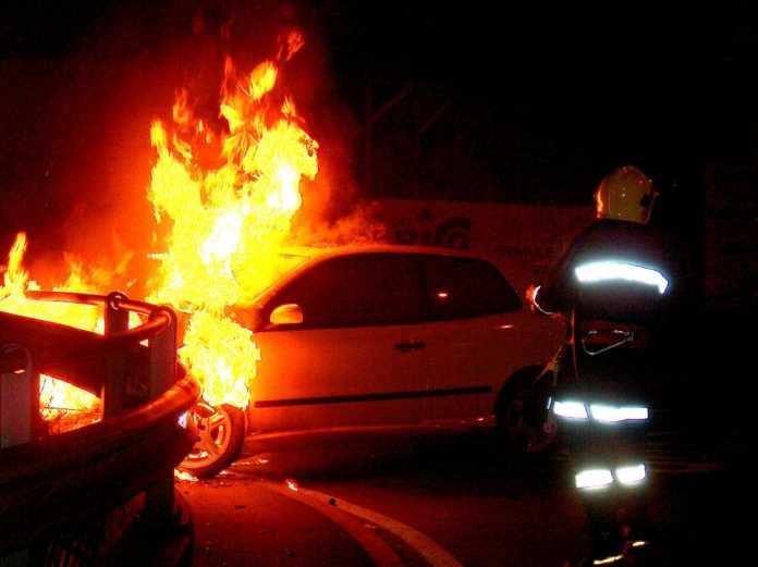 auto in fiamme auto in fiamme