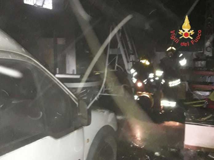 Incendio in magazzino ditta Illumilab a Lamezia Terme magazzino a fuoco Lamezia