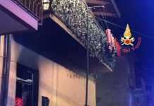 Vigili del fuoco durante intervento per spegnere incendio in abitazione in località Caronte
