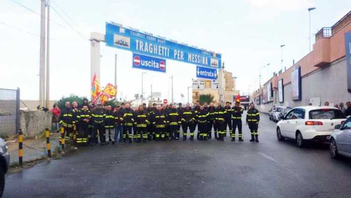 protesta dei vigili del fuoco precari a Villa San Giovanni.