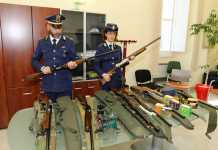 Gli agenti della Polizia provinciale di Cosenza con i fucili sequestrati ai cacciatori