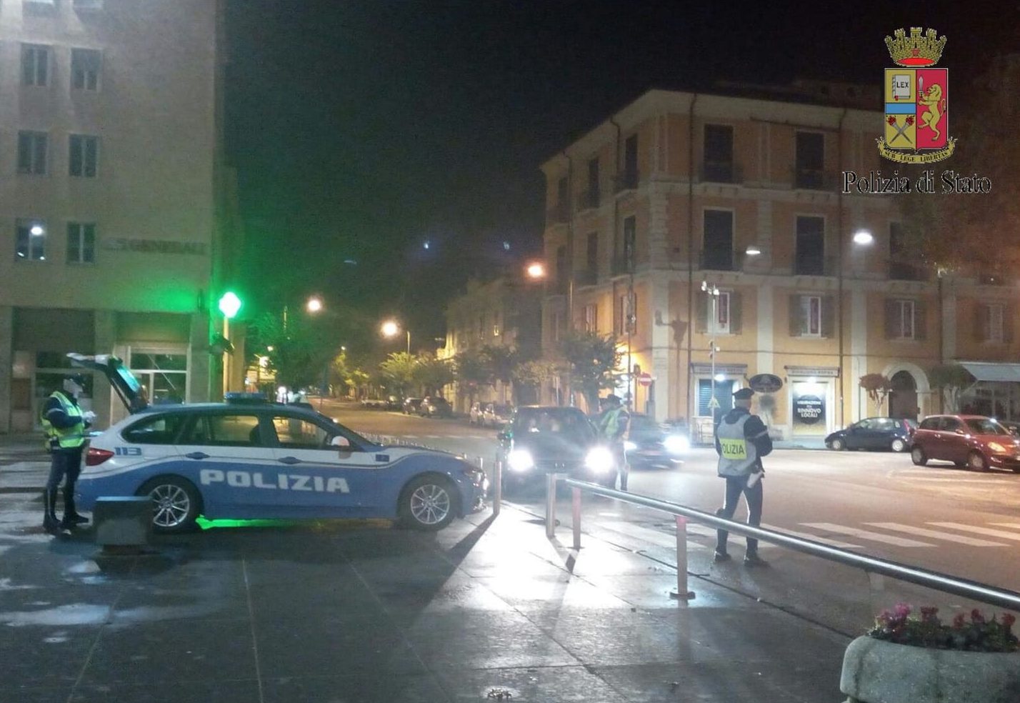 Controlli polizia Cosenza piazza bruzi