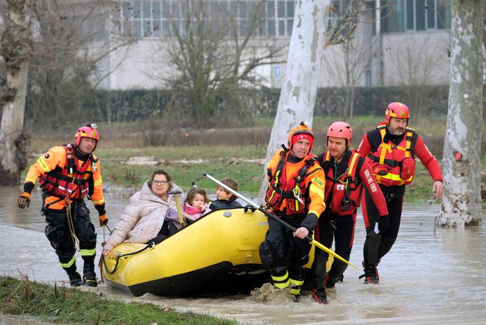Il fiume Enza esondato, soccorritori evacuano famiglie 