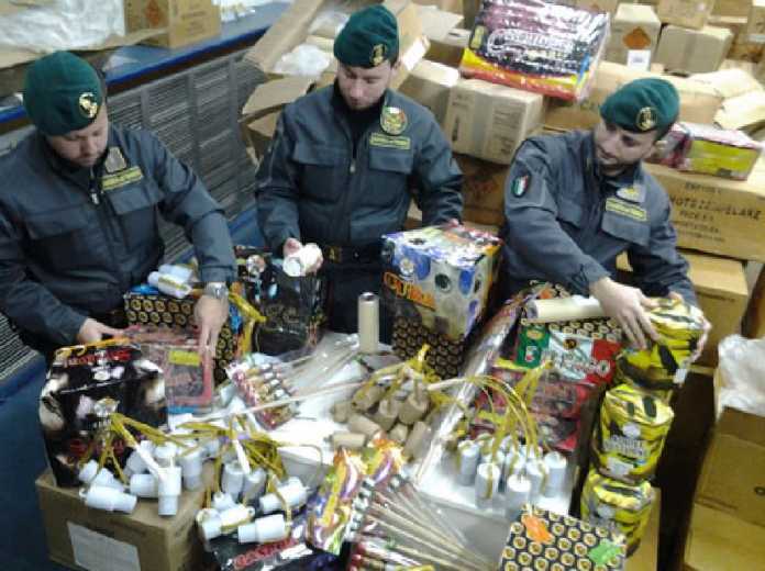 Finanza sequestro fuochi artificio Lamezia, sequestrata una tonnellata di fuochi d'artificio pericolosi