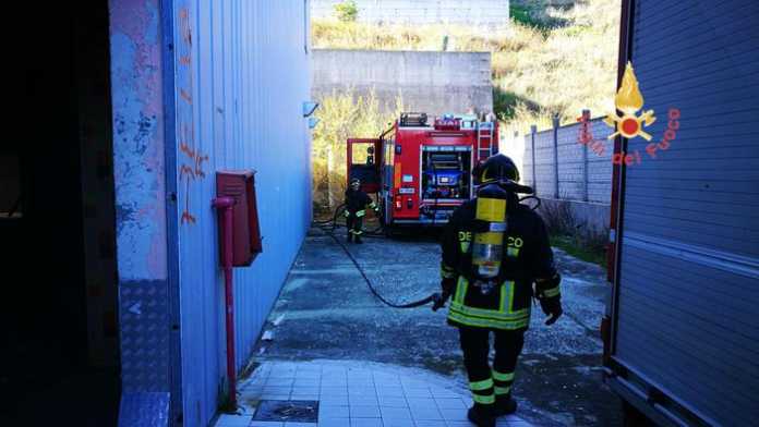 Incendio capannone in località Fortuna a Catanzaro Incendio capannone in località Fortuna a Catanzaro