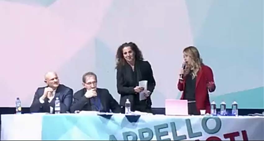 Giorgia Meloni presenta alla platea di Fratelli d'Italia a Trieste il neo ingresso di Wanda Ferro