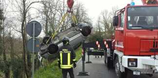 auto in burrone