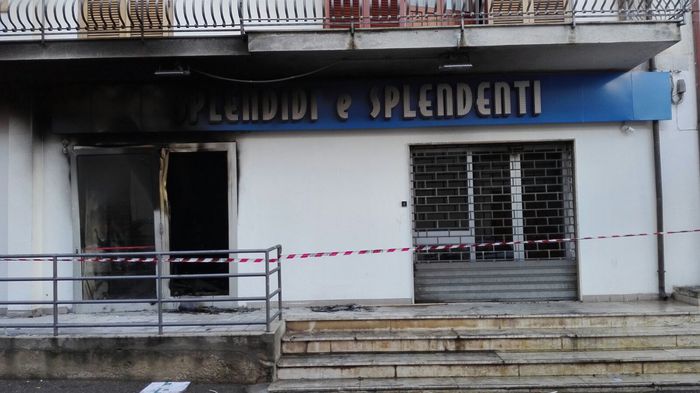 Una bomba ha devastato, a Nicotera, il negozio Splendidi e splendenti che avrebbe dovuto aprire a breve.