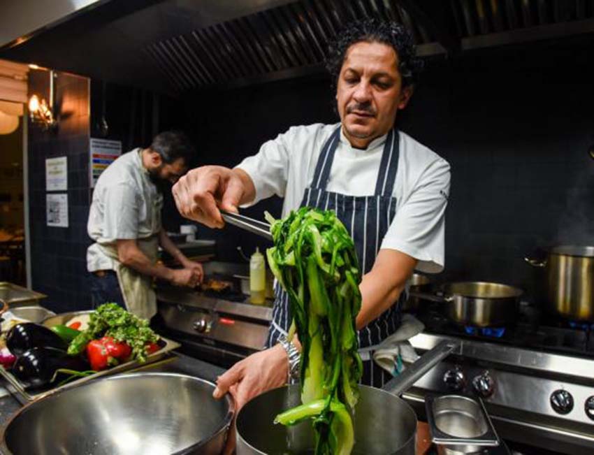 Lo chef Francesco Mazzei presenta il suo libro a Cosenza