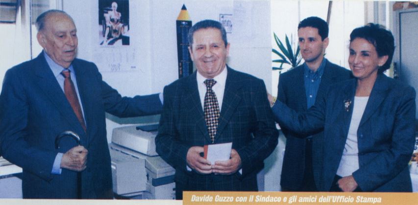 Nella foto Davide Guzzo al centro tra l'allora sindaco Giacomo Mancini e Elena Scrivano
