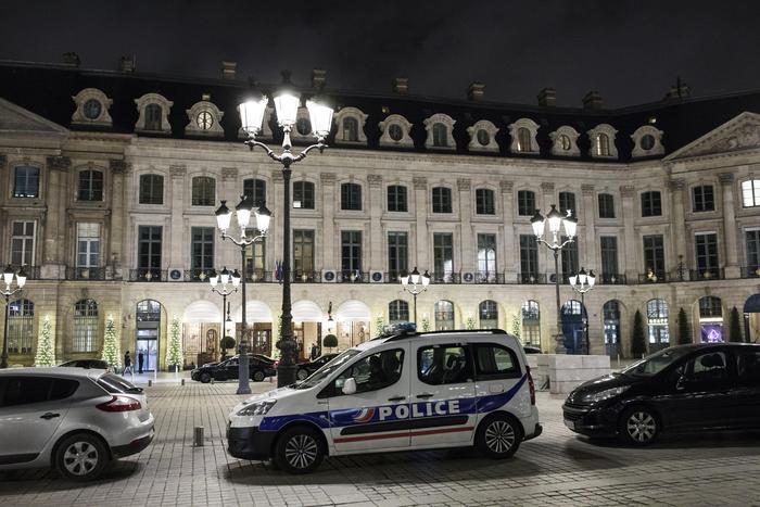 La Polizia francese davanti all'Hotel Ritz di Parigi 