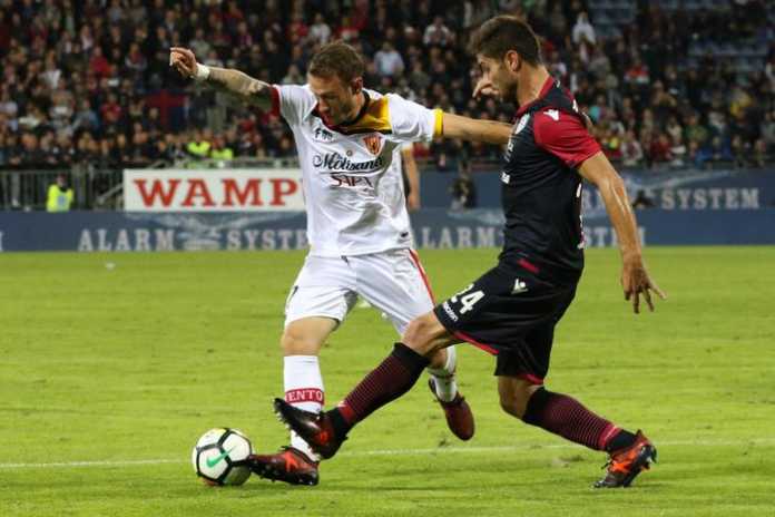 Marco Capuano a destra con la maglia rossoblu in Cagliari-Benevento