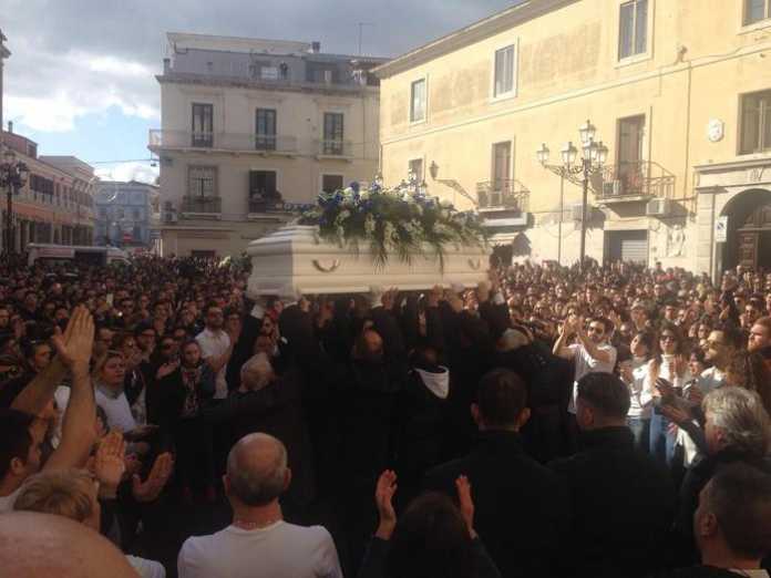 Omicidio Parretta, immensa folla a funerali Omicidio Parretta, folla immensa a funerali