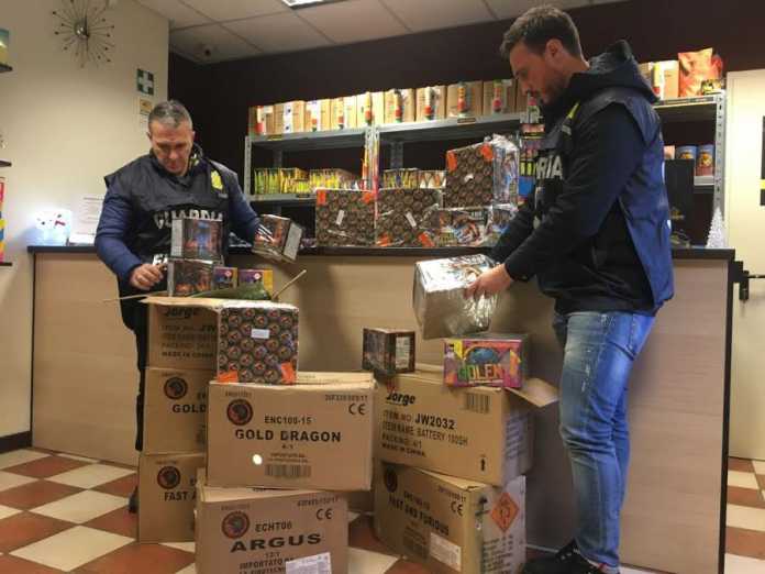 fuochi pirotecnici Cosenza Cosenza, sequestrati 10 quintali di botti illegali. 10 denunce