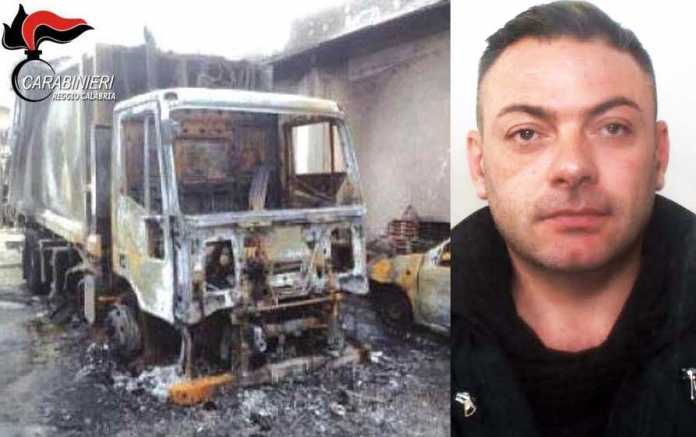 L'auto compattatore incendiato. A destra Andrea Casili