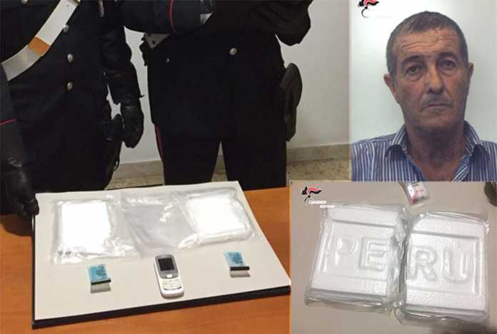 La cocaina sequestrata e a lato Salvatore Antonio Siciliano