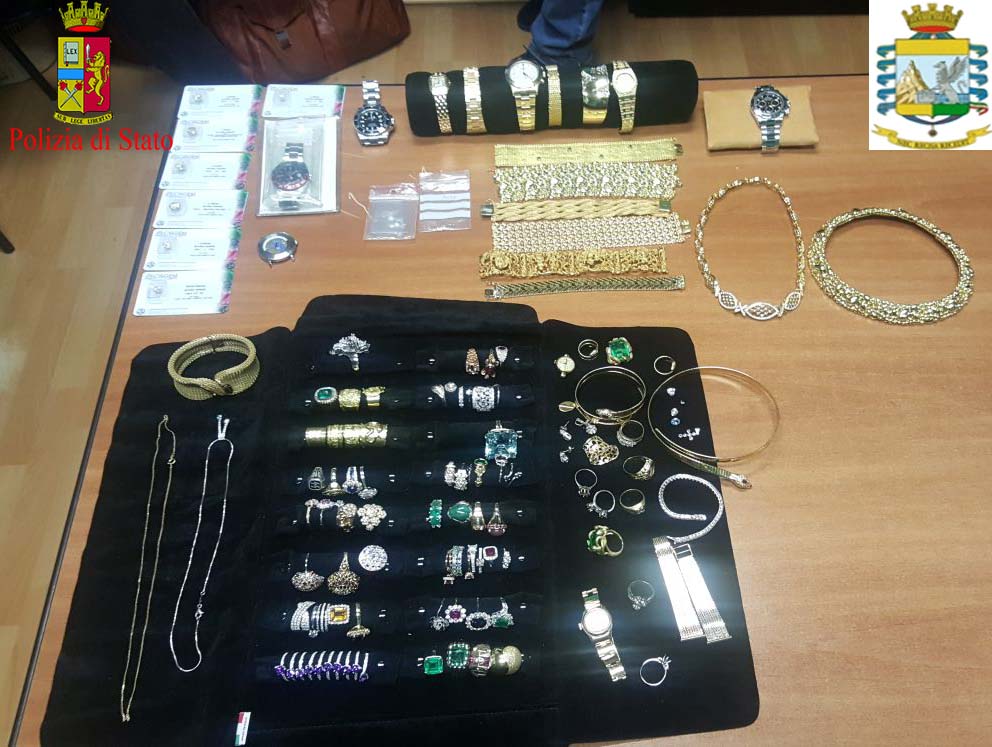 I gioielli sequestrati presso lo scalo di Reggio Calabria