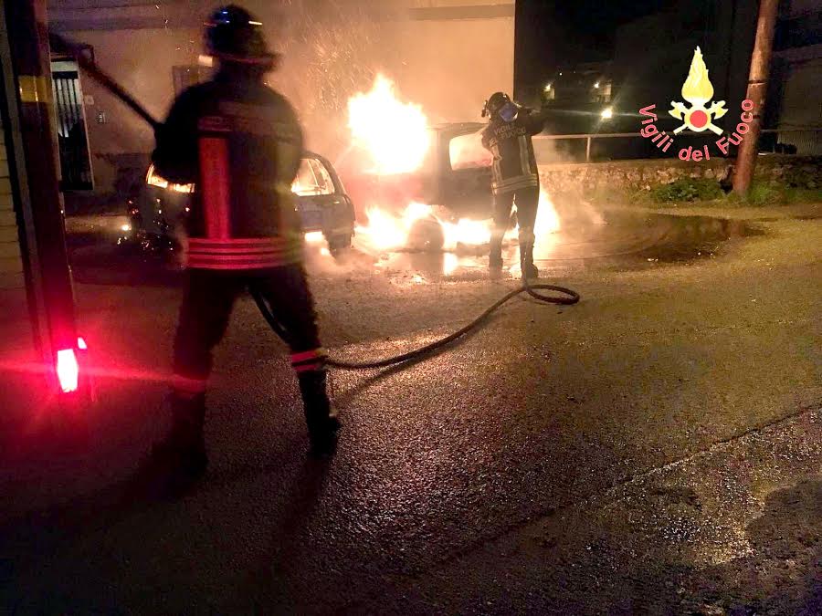 Incendio nella notte a Borgia, distrutte due auto