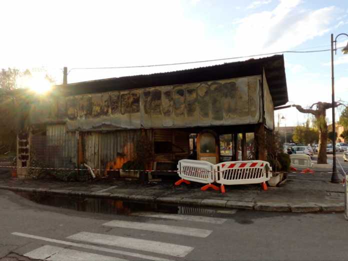Incendio bar a Caulonia Marina Il bar incendiato a Caulonia