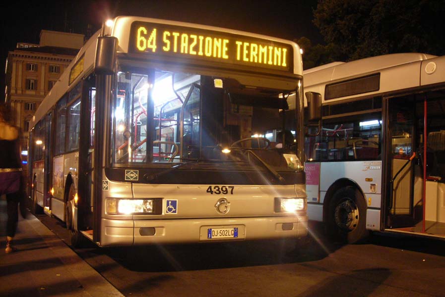 Palpeggia donna sul bus ma era una poliziotta, in manette