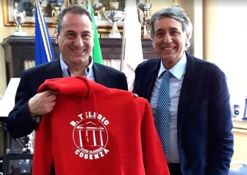 Da sinistra il prof. Francesco Rubino e il Dirigente del Liceo Telezio ing. Antonio Iaconianni