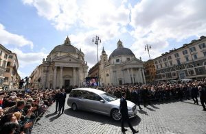 Il carro funebre con il feretro di Fabrizio Frizzi lascia la chiesa degli Artisti in piazza del Popolo a Roma, 28 marzo 2018. ANSA/ETTORE FERRARI