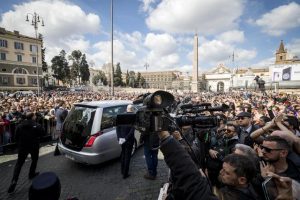 Il feretro di Fabrizio Frizzi lascia la chiesa al termine dei funerali nella Chiesa degli Artisti di piazza del Popolo, Roma, 28 marzo 2018. ANSA/ANGELO CARCONI