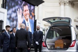 L'arrivo del feretro di Fabrizio Frizzi per i funerali nella chiesa degli Artisti di piazza del Popolo, Roma, 28 marzo 2018. ANSA/ANGELO CARCONI