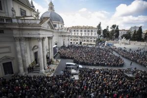 Folla all'esterno della Chiesa degli Artisti di piazza del Popolo dove si svolgono i funerali di Fabrizio Frizzi, Roma, 28 marzo 2018.