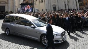 Il carro funebre con il feretro di Fabrizio Frizzi lascia la chiesa degli Artisti in piazza del Popolo a Roma, 28 marzo 2018. ANSA/ETTORE FERRARI
